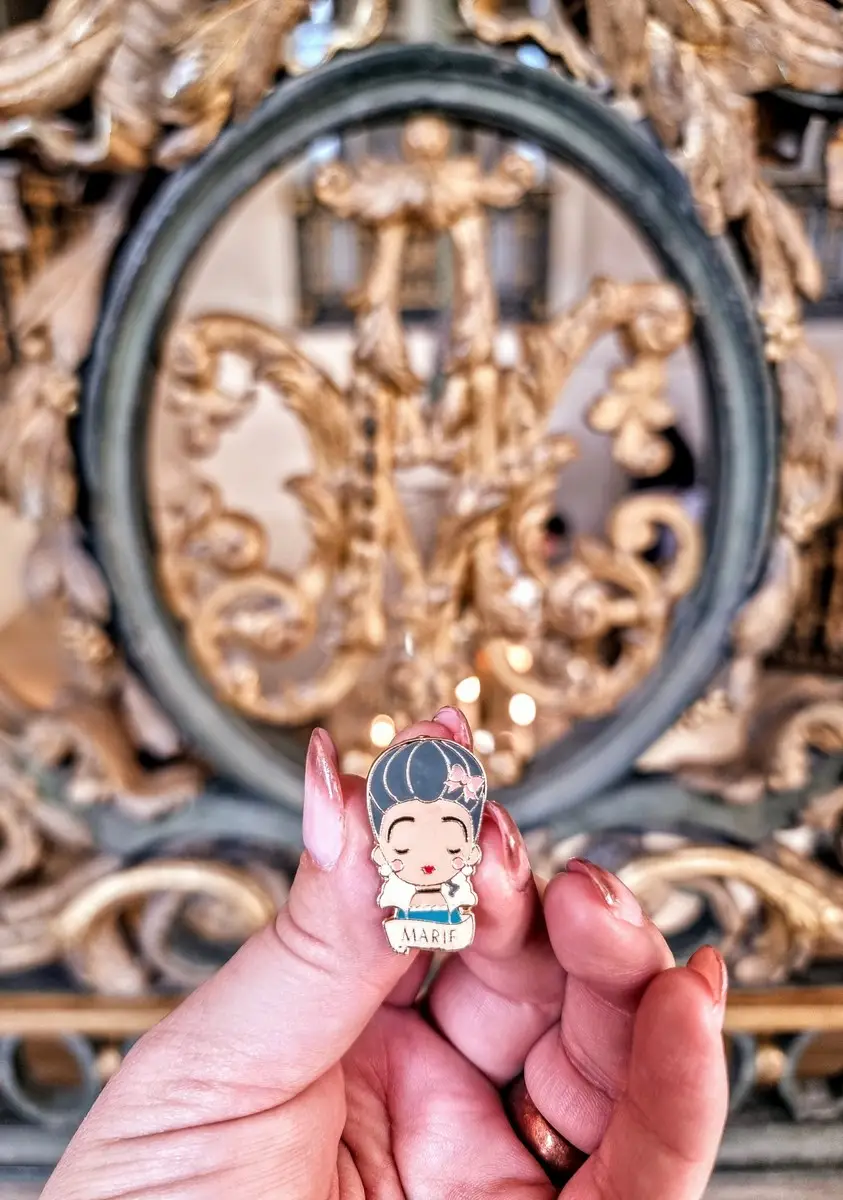 Marie Antoinette kitűző és MA monogramos lépcsőkorlát a Petit Trianon kastélyban